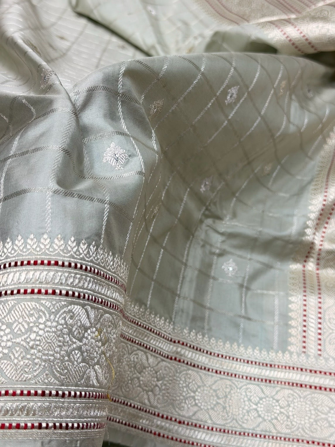 Ivory Cream Handwoven Pure Banarasi Silk Saree – Luxury Kadwa Handloom Wedding & Festive Saree