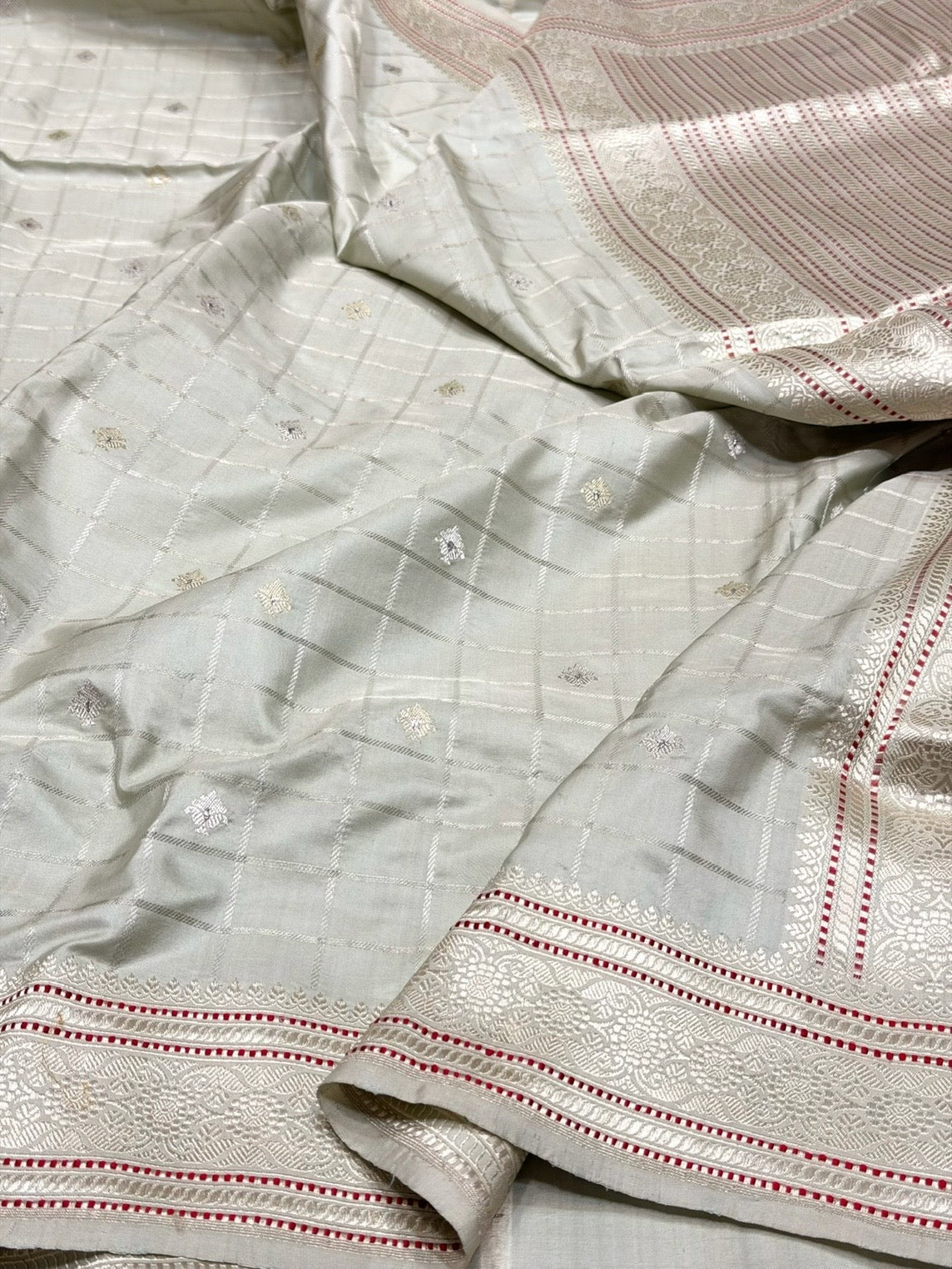 Ivory Cream Handwoven Pure Banarasi Silk Saree – Luxury Kadwa Handloom Wedding & Festive Saree