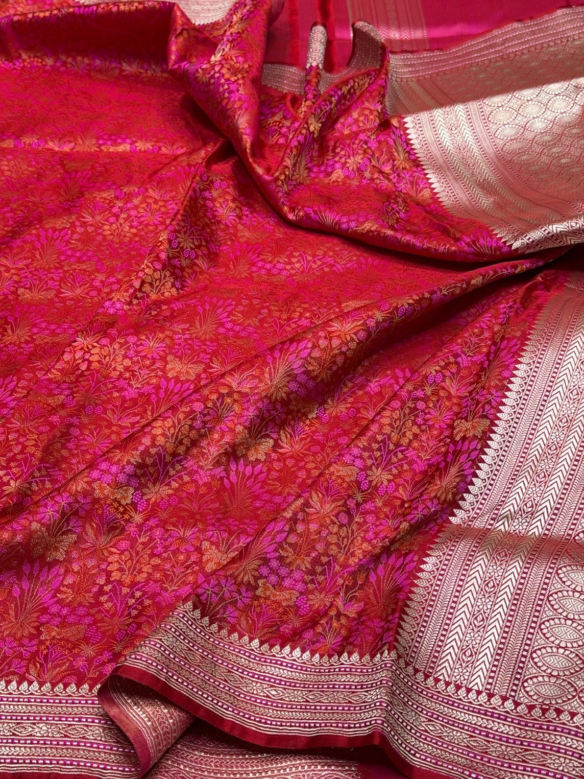 Red Handwoven Pure Banarasi Satin Tanchoi Silk Saree – Satin Silk | Kadwa Weave | Traditional Banarasi Elegance