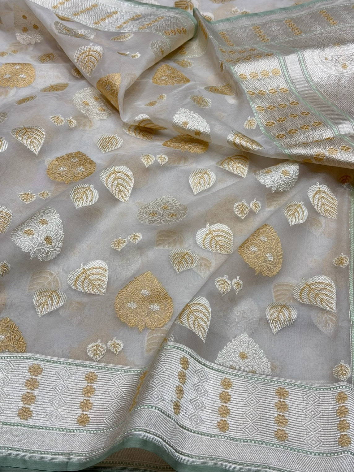 Ivory Handwoven Pure Banarasi Organza Silk Saree – Kadwa Weave with Meenakari Motifs