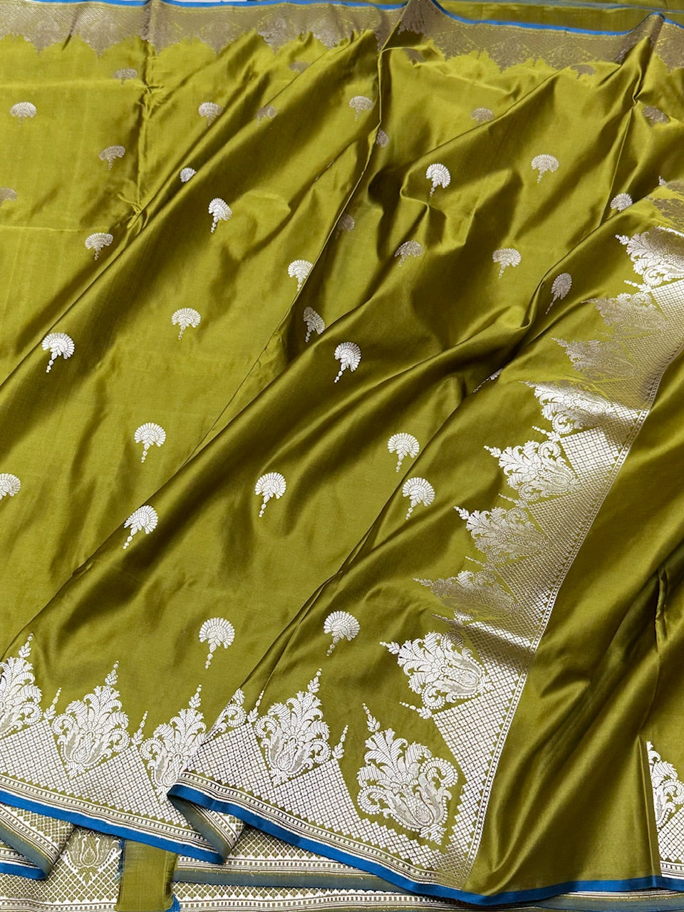 Mehndi Green Handwoven Pure Banarasi Mashru Silk Saree