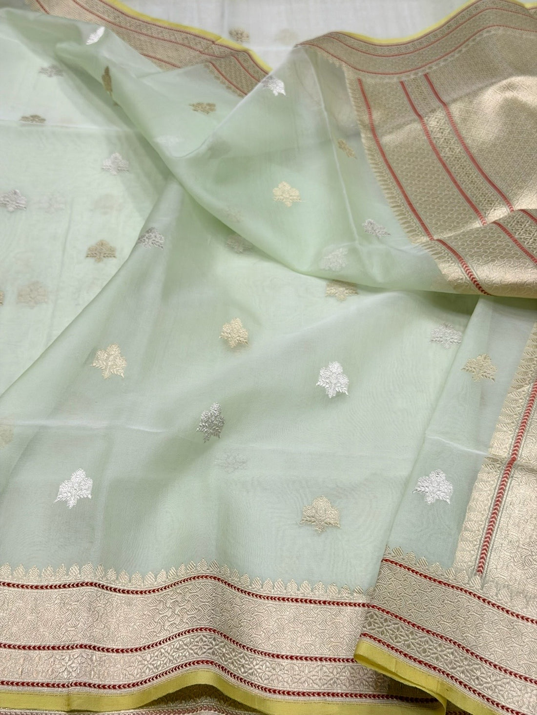 Pista Green Handwoven Pure Organza Banarasi Silk Saree – Kadwa Weave | Pure Kora–Mulberry Silk Saree