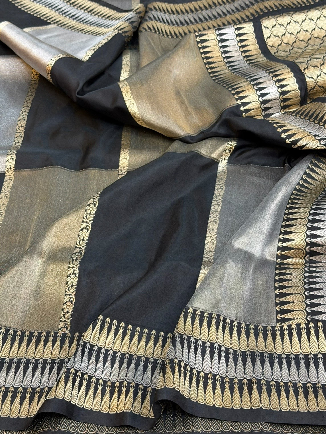 Black Handwoven Pure Banarasi Rangkaat Tissue Silk Saree
