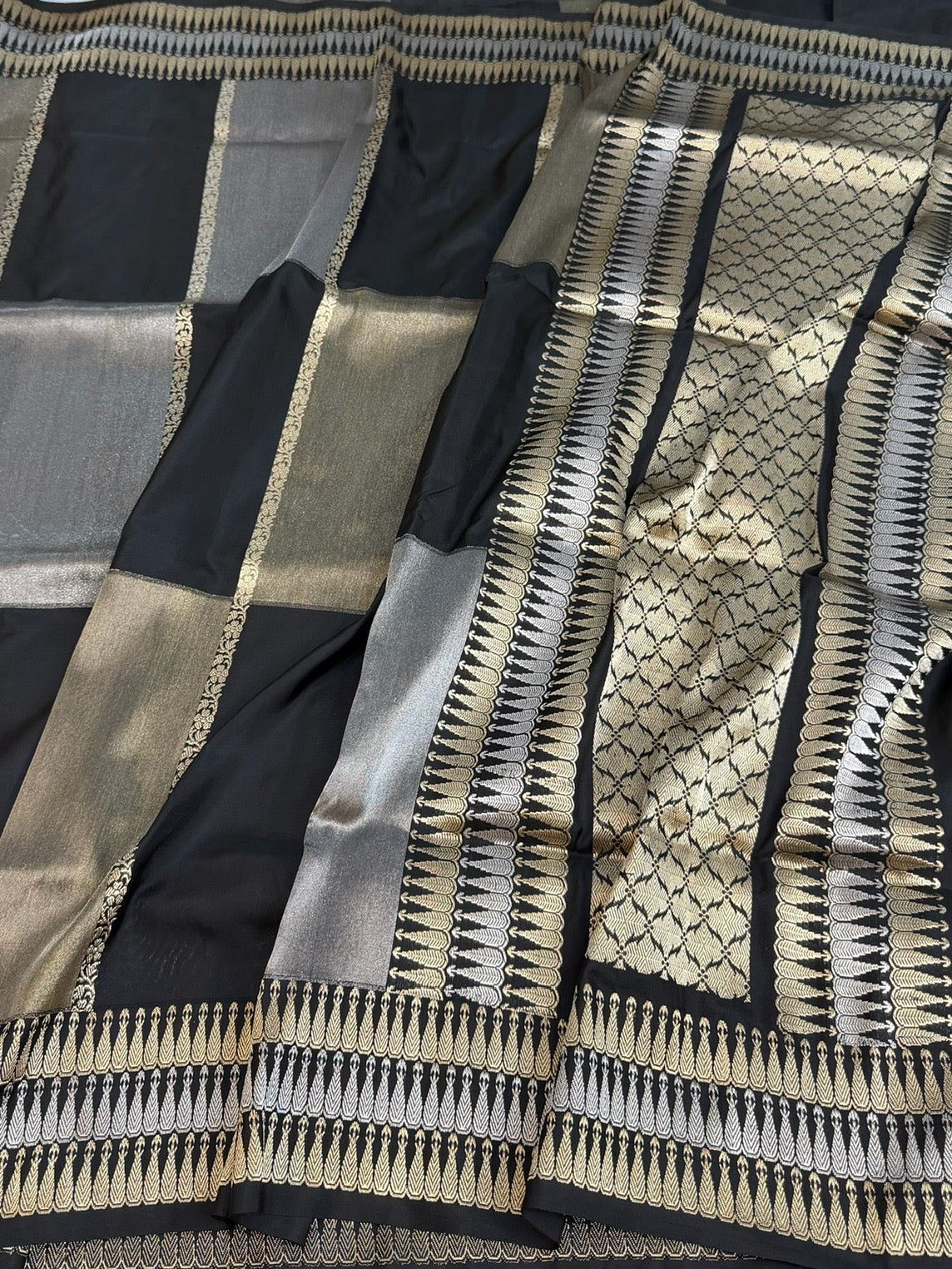 Black Handwoven Pure Banarasi Rangkaat Tissue Silk Saree