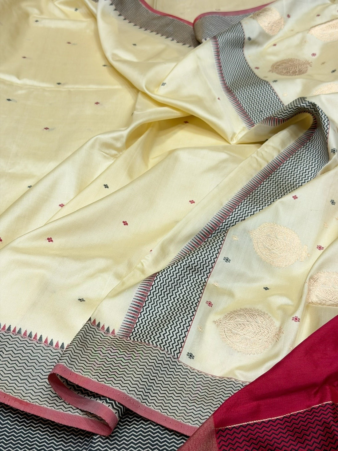 Cream Handwoven Pure Banarasi Silk Saree