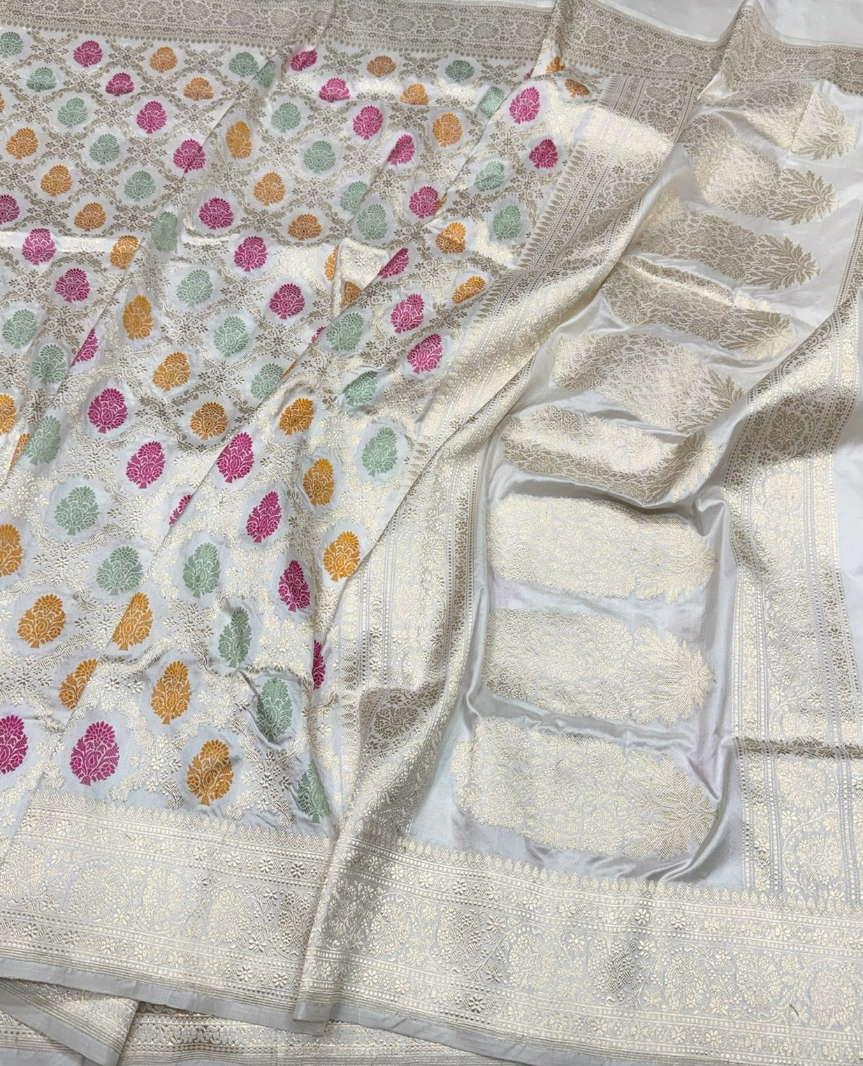 White Handwoven Pure Banarasi Silk Saree – Kadwa Weave in 100% Katan Mulberry Silk