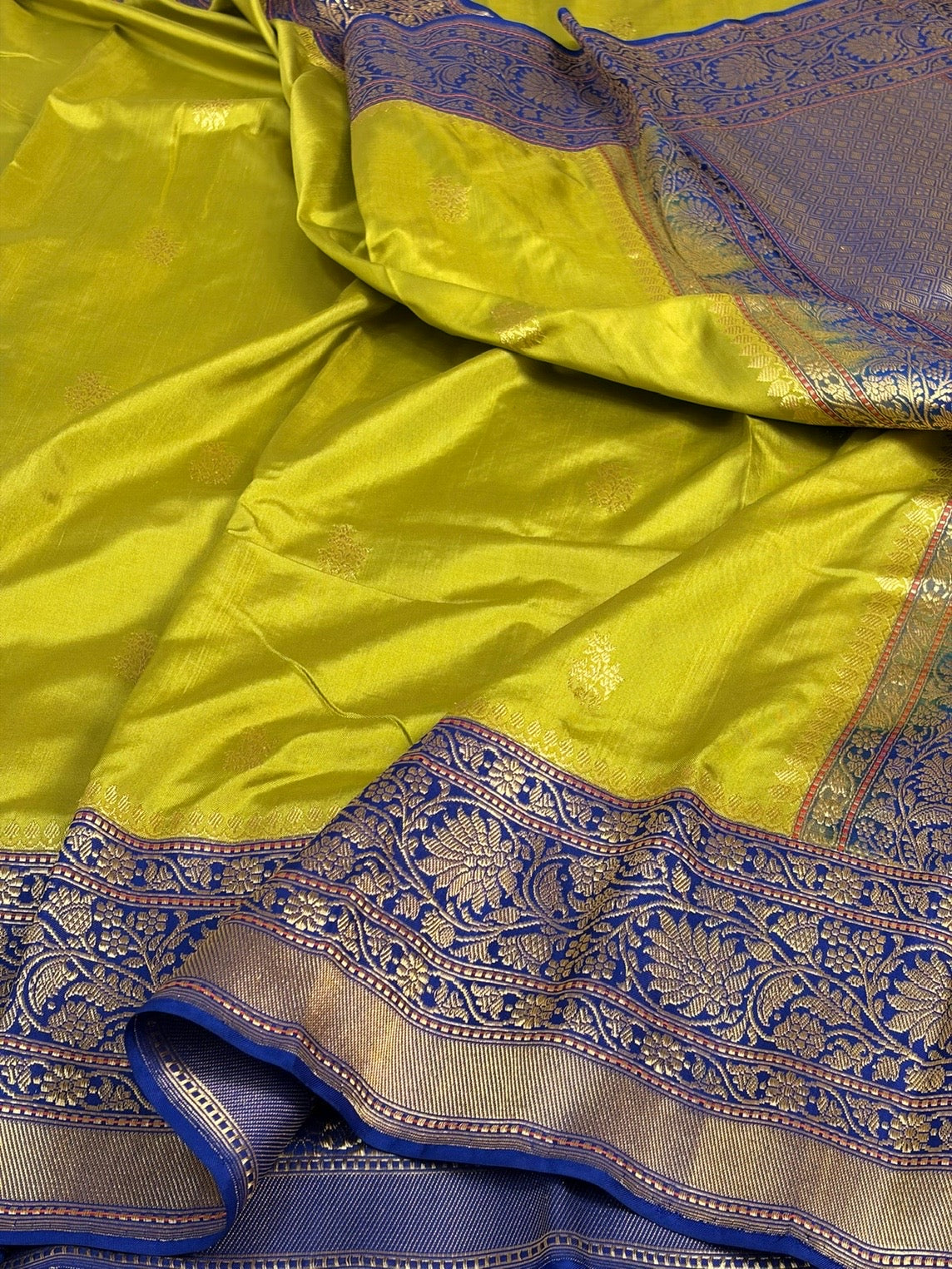 Mehndi Green Handwoven Pure Banarasi Ektara Silk Saree in Kadwa Weave