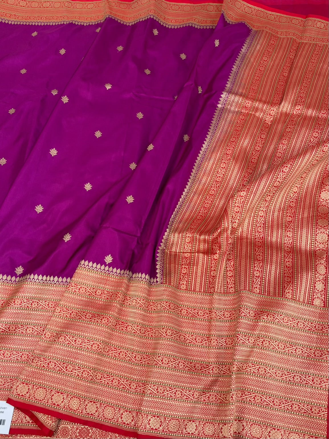 Magenta Handwoven Pure Banarasi Ektara Silk Saree in Kadwa Weave