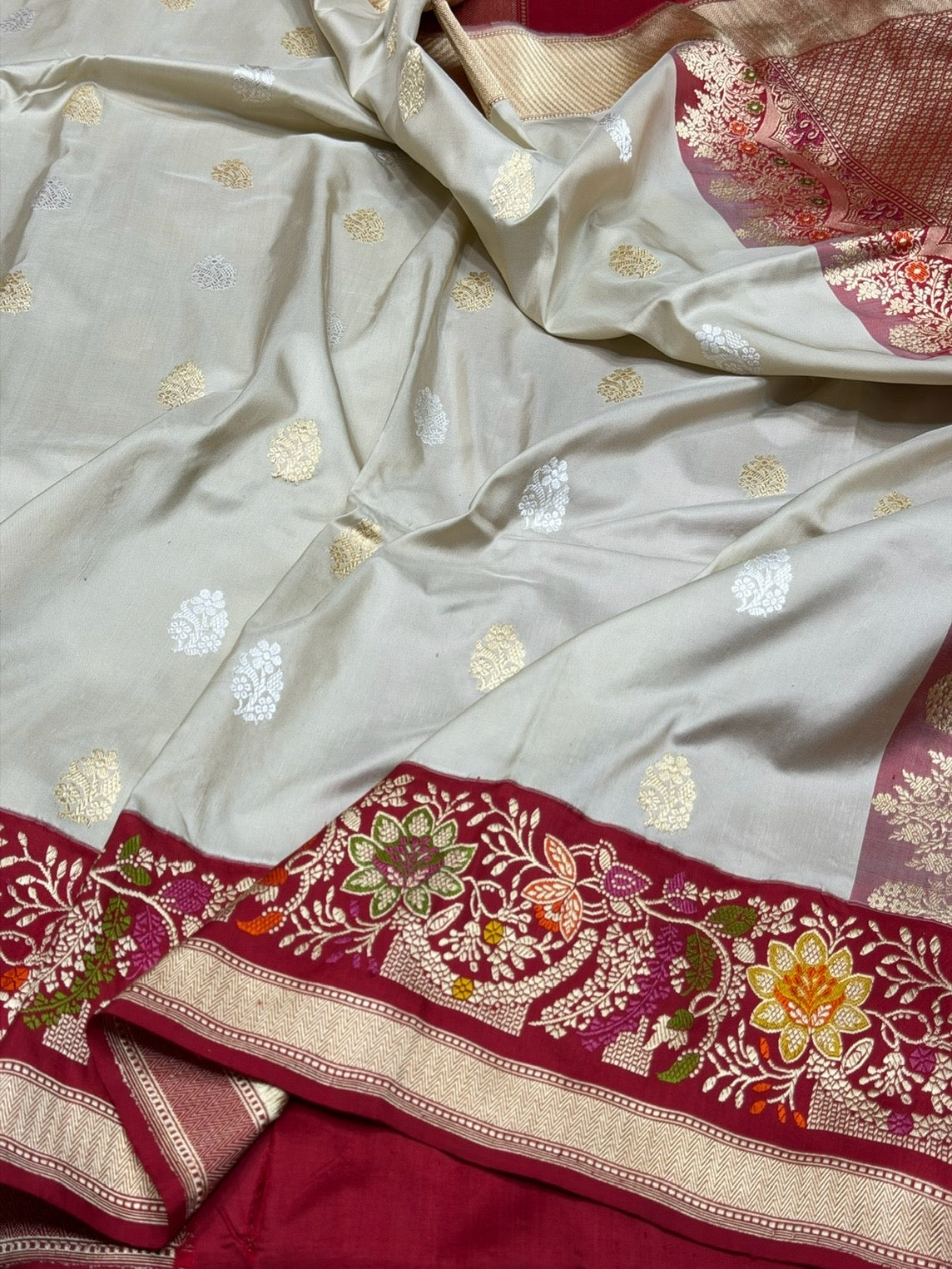 Cream / Red Handwoven Pure Banarasi Ektara Silk Saree