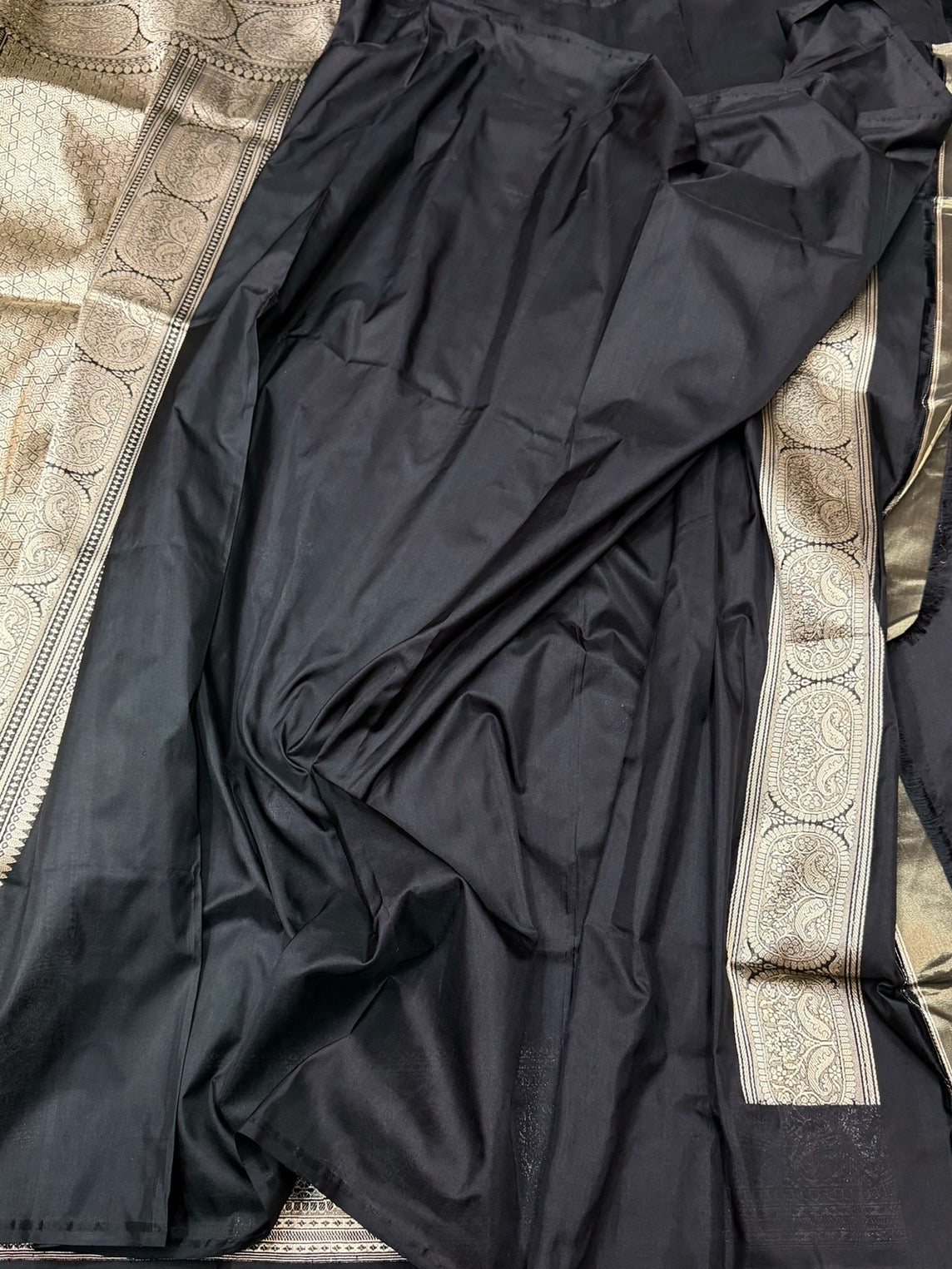 Black Handwoven Pure Banarasi Silk Saree – Katan Silk | Kadwa Weave | Elegant Traditional Banarasi Saree