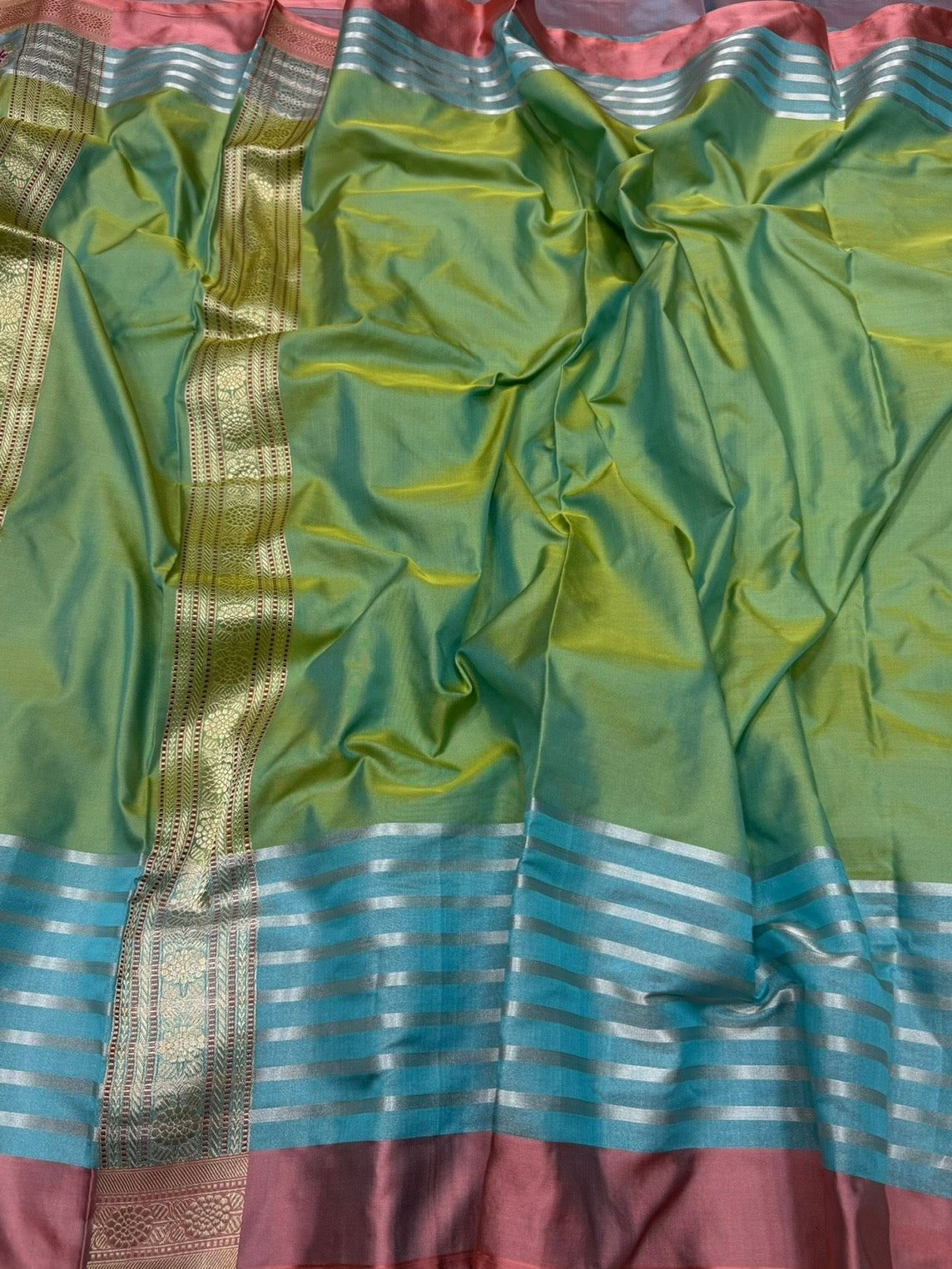 Parrot Green Handwoven Pure Banarasi Ektara Tissue Saree | Lightweight Kadwa Katan Silk