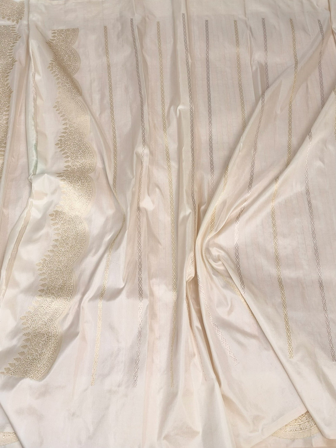 Ivory Handwoven Banarasi Scallop Border Katan Silk Saree – Luxury Kadwa Handloom