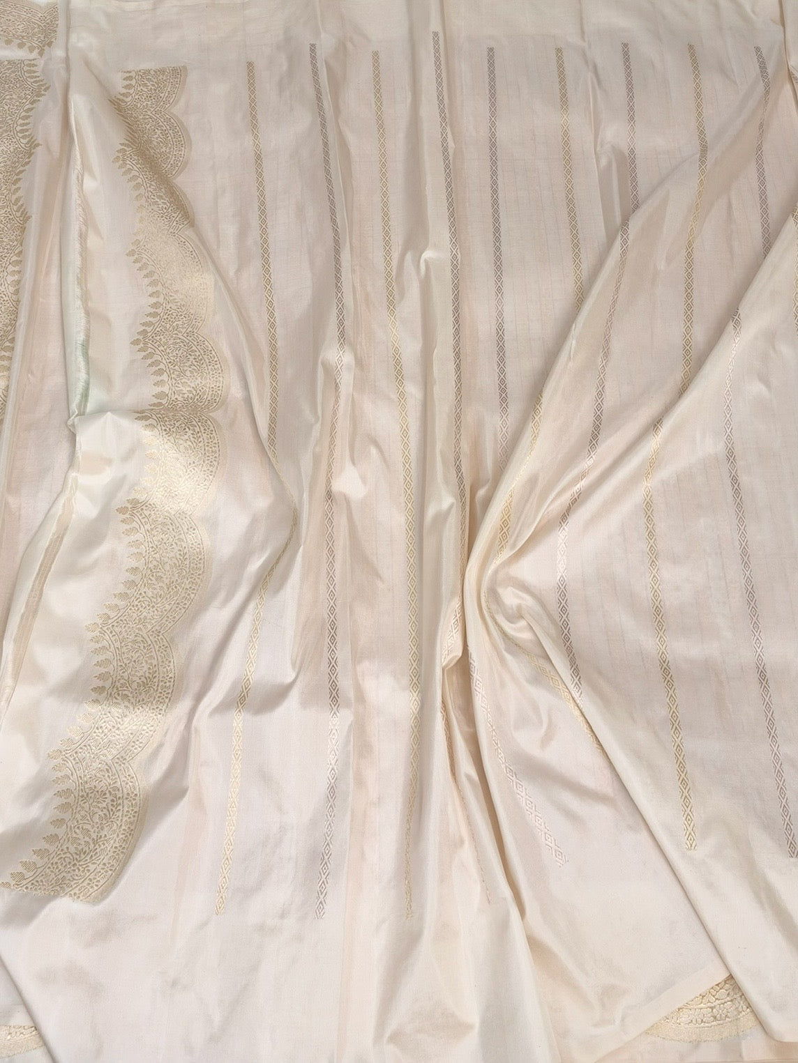 Ivory Handwoven Banarasi Scallop Border Katan Silk Saree – Luxury Kadwa Handloom