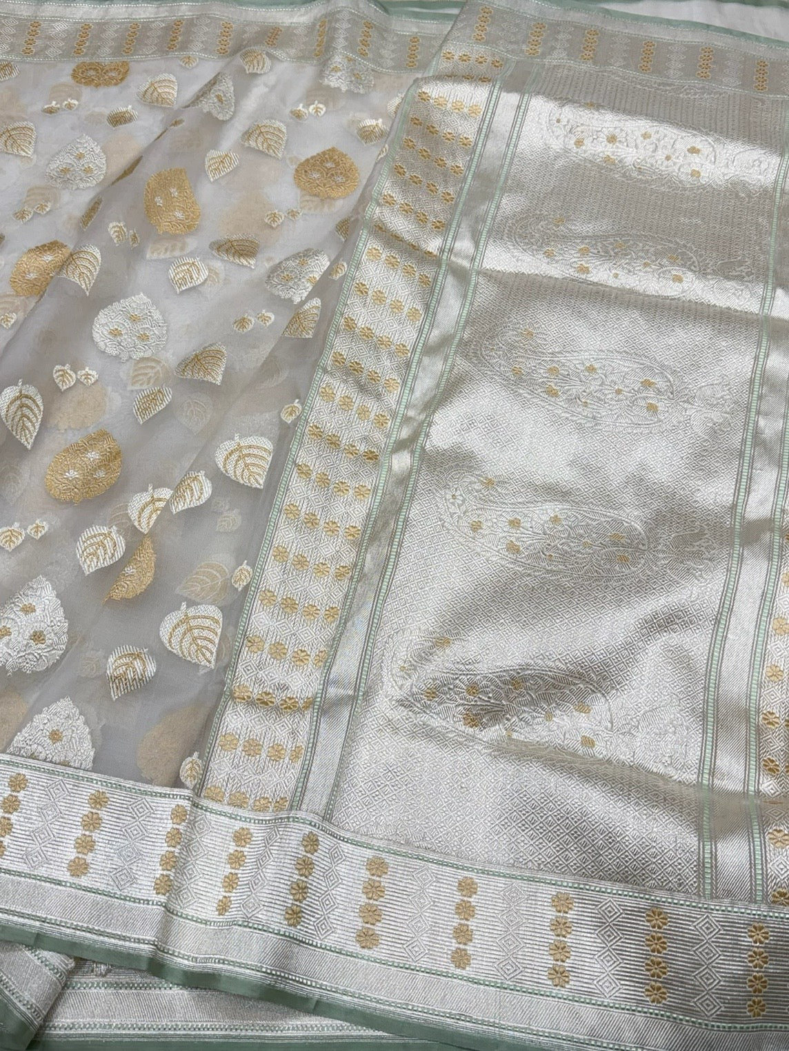 Ivory Handwoven Pure Banarasi Organza Silk Saree – Kadwa Weave with Meenakari Motifs