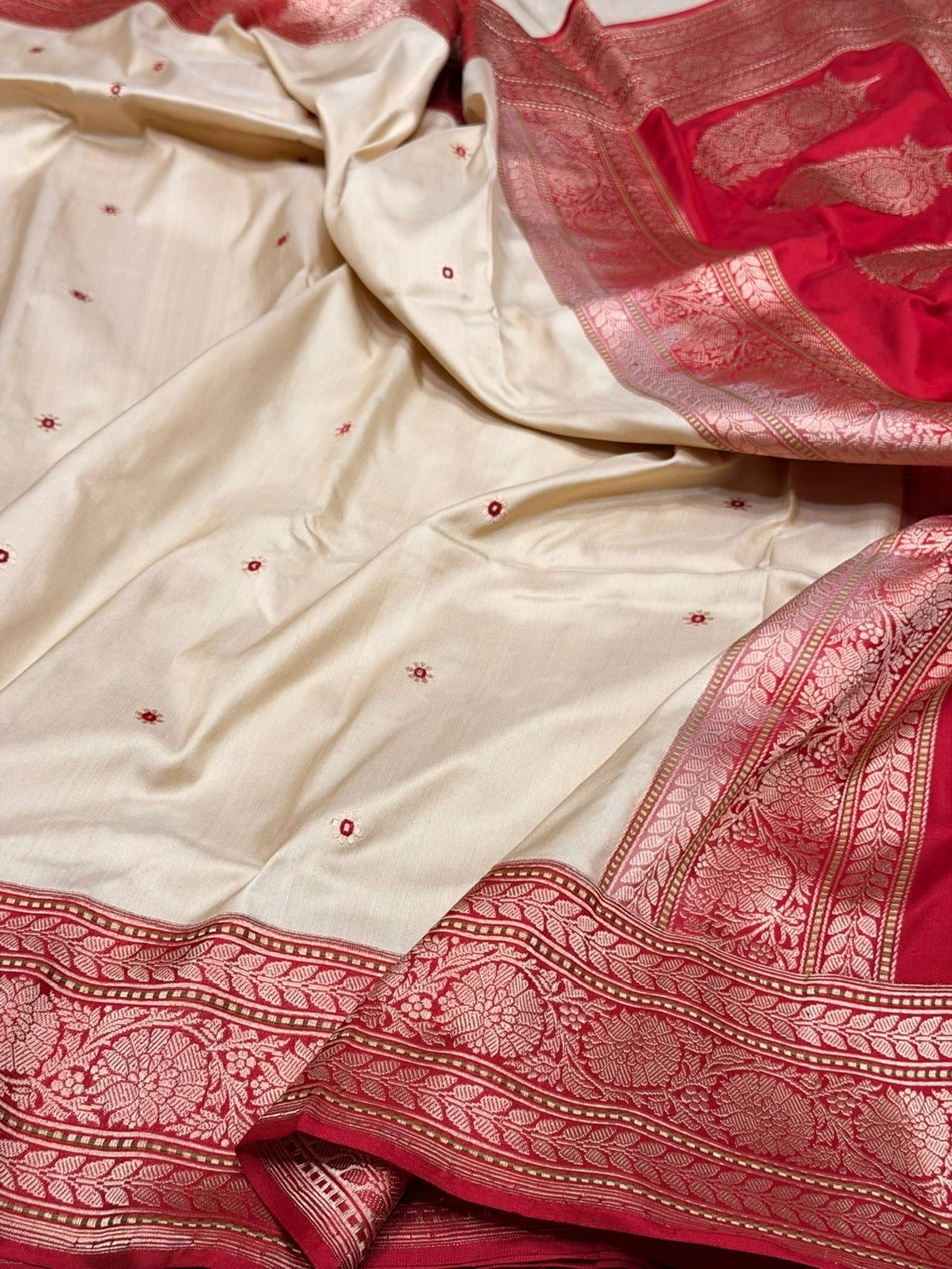 Ivory & Red Handwoven Pure Banarasi Ektara Silk Saree – Luxury Kadwa Weave