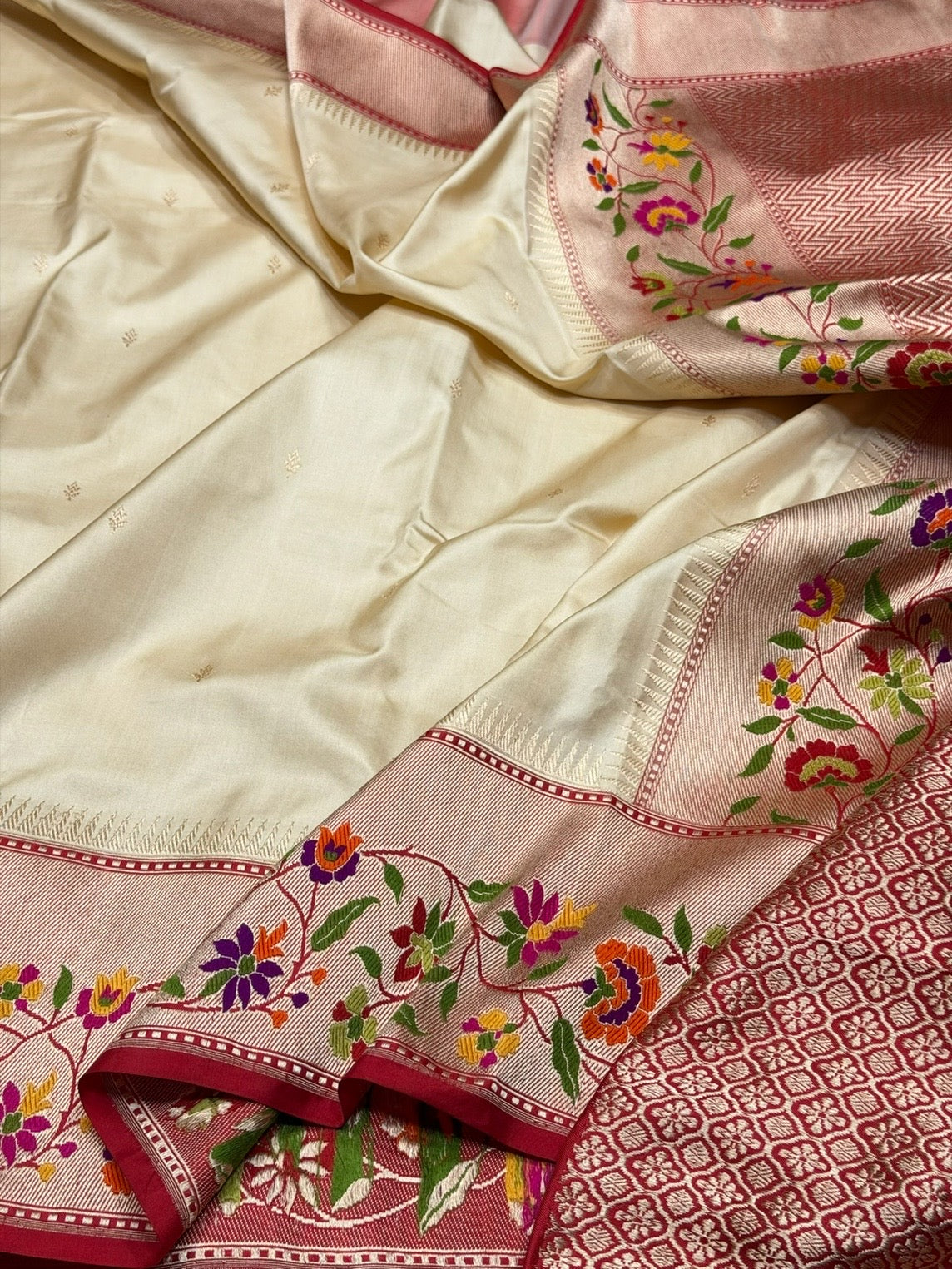 Cream / Red Handwoven Pure Banarasi Ektara Silk Saree