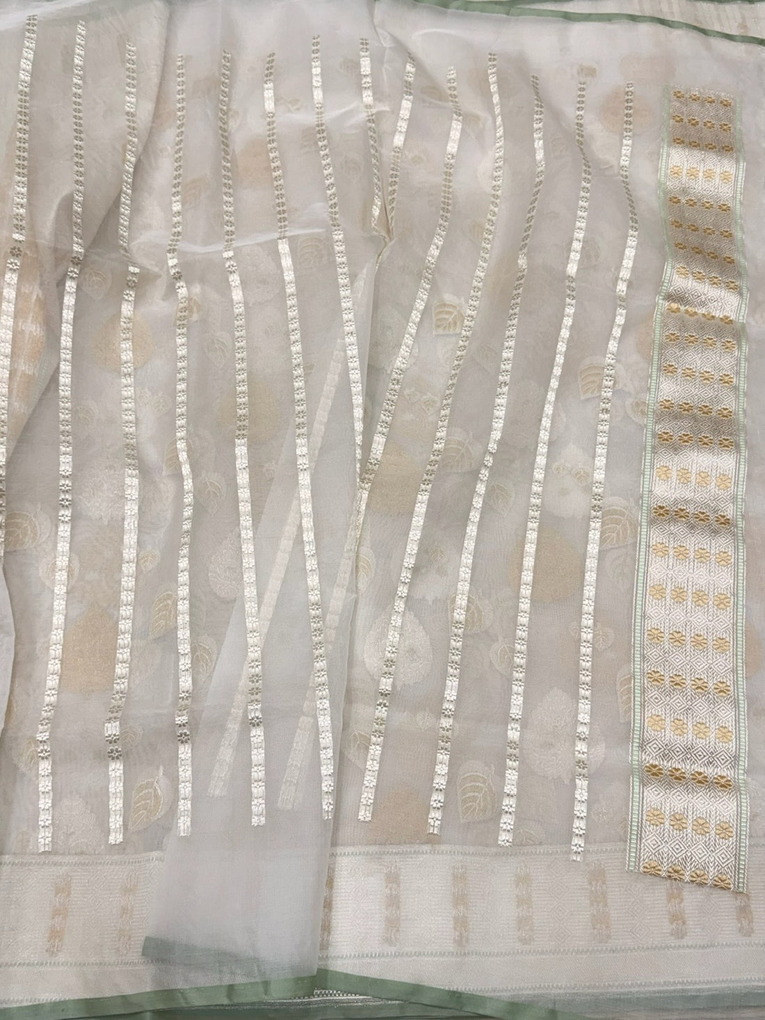 Ivory Handwoven Pure Banarasi Organza Silk Saree – Kadwa Weave with Meenakari Motifs