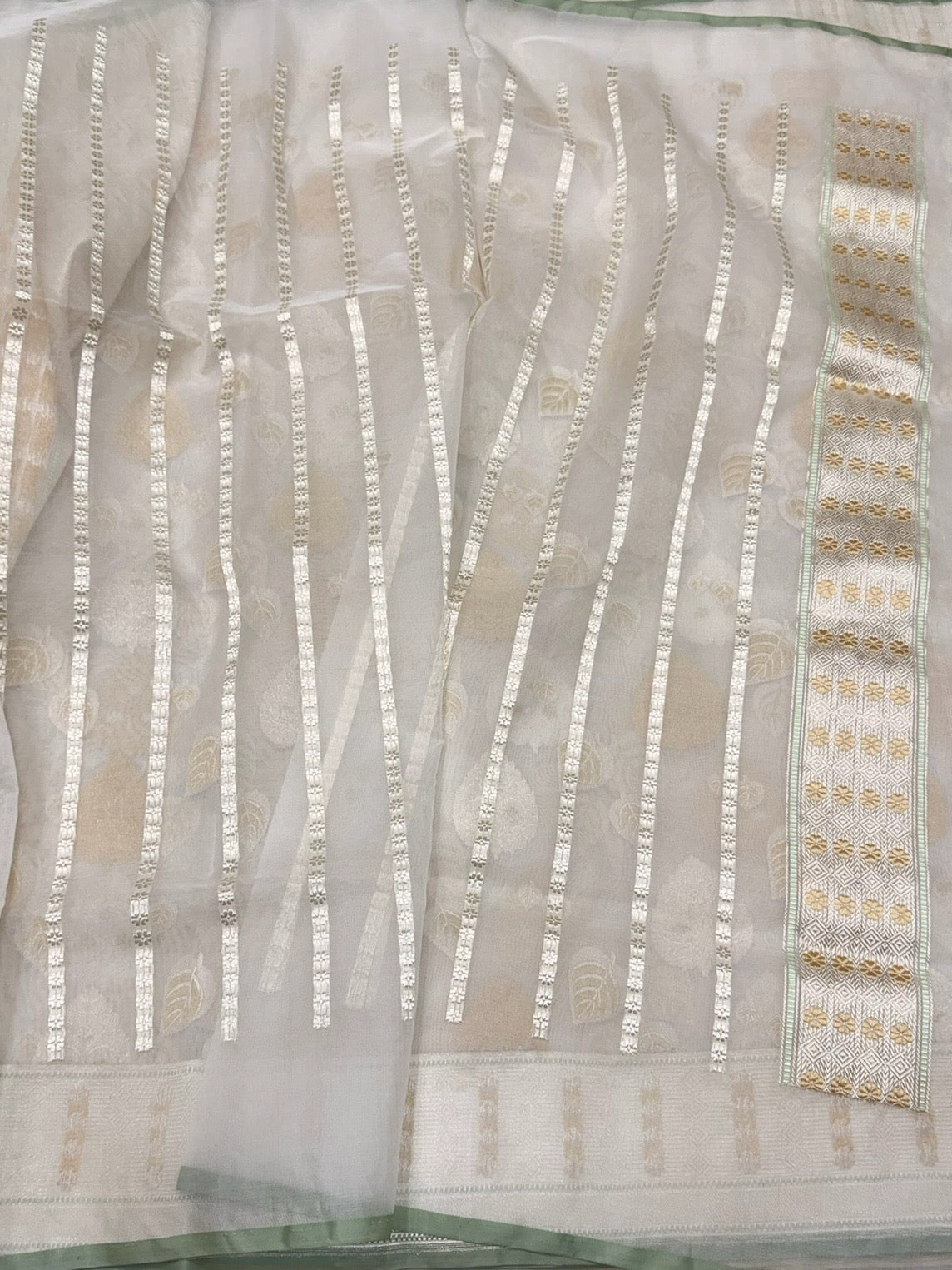 Ivory Handwoven Pure Banarasi Organza Silk Saree – Kadwa Weave with Meenakari Motifs