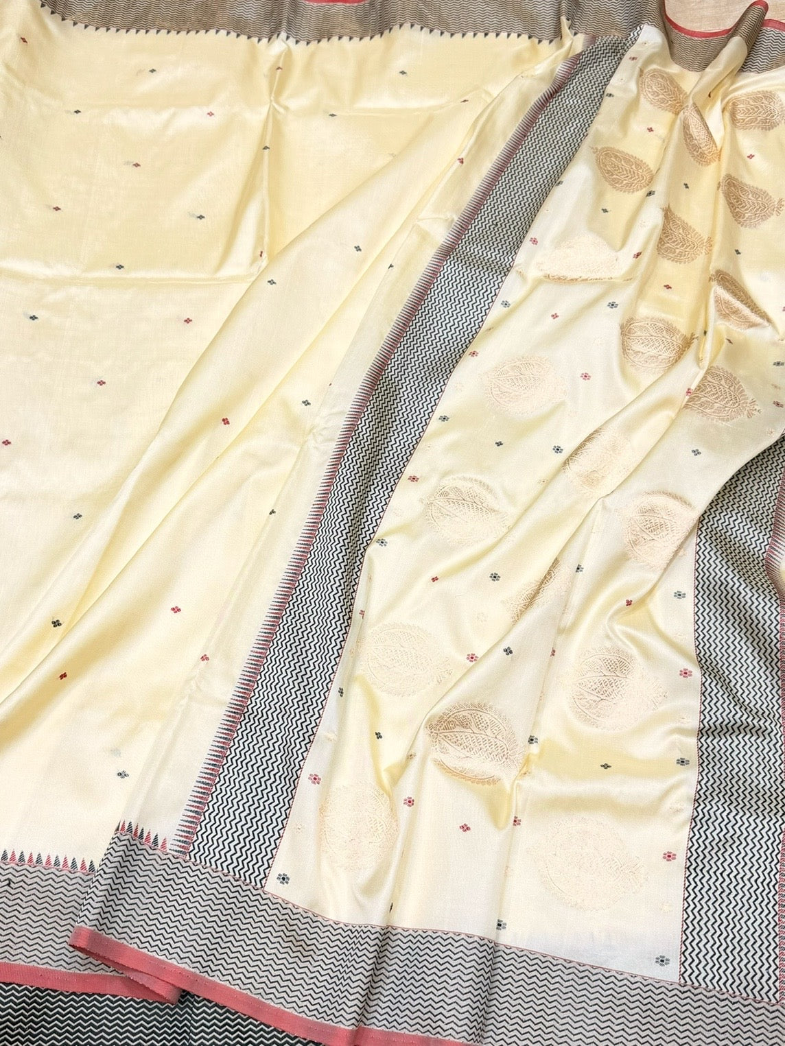 Cream Handwoven Pure Banarasi Silk Saree