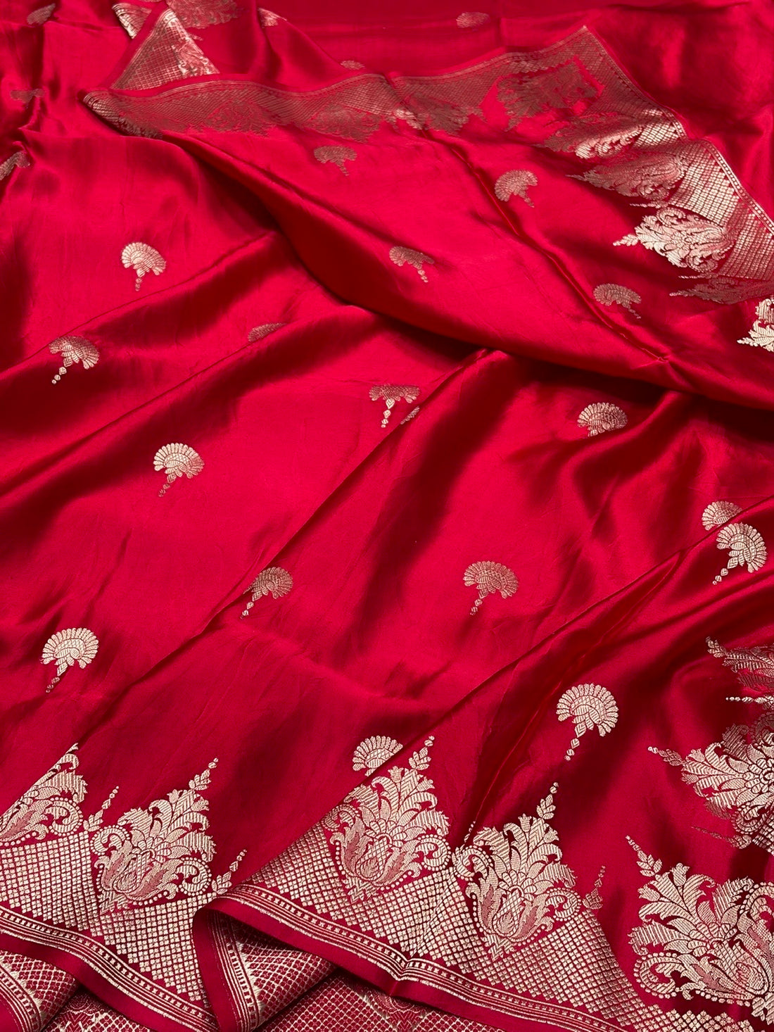 Red Handwoven Pure Mashru Banarasi Satin Silk Saree – Kadwa Weave | Authentic Banaras Handloom