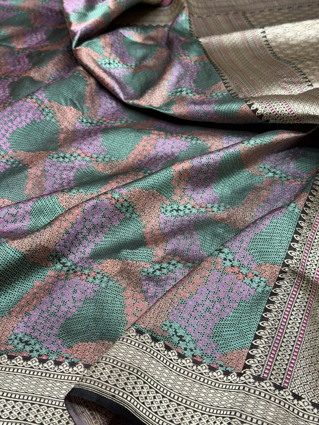 Black Handwoven Pure Banarasi Satin Tanchoi Silk Saree – Kadwa Weave | Authentic Banaras Handloom