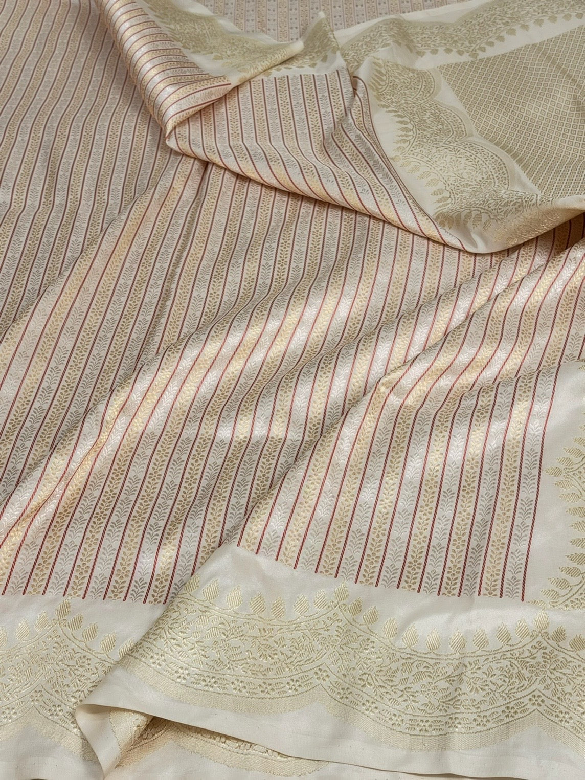 Ivory Handwoven Banarasi Scallop Border Katan Silk Saree – Luxury Kadwa Handloom