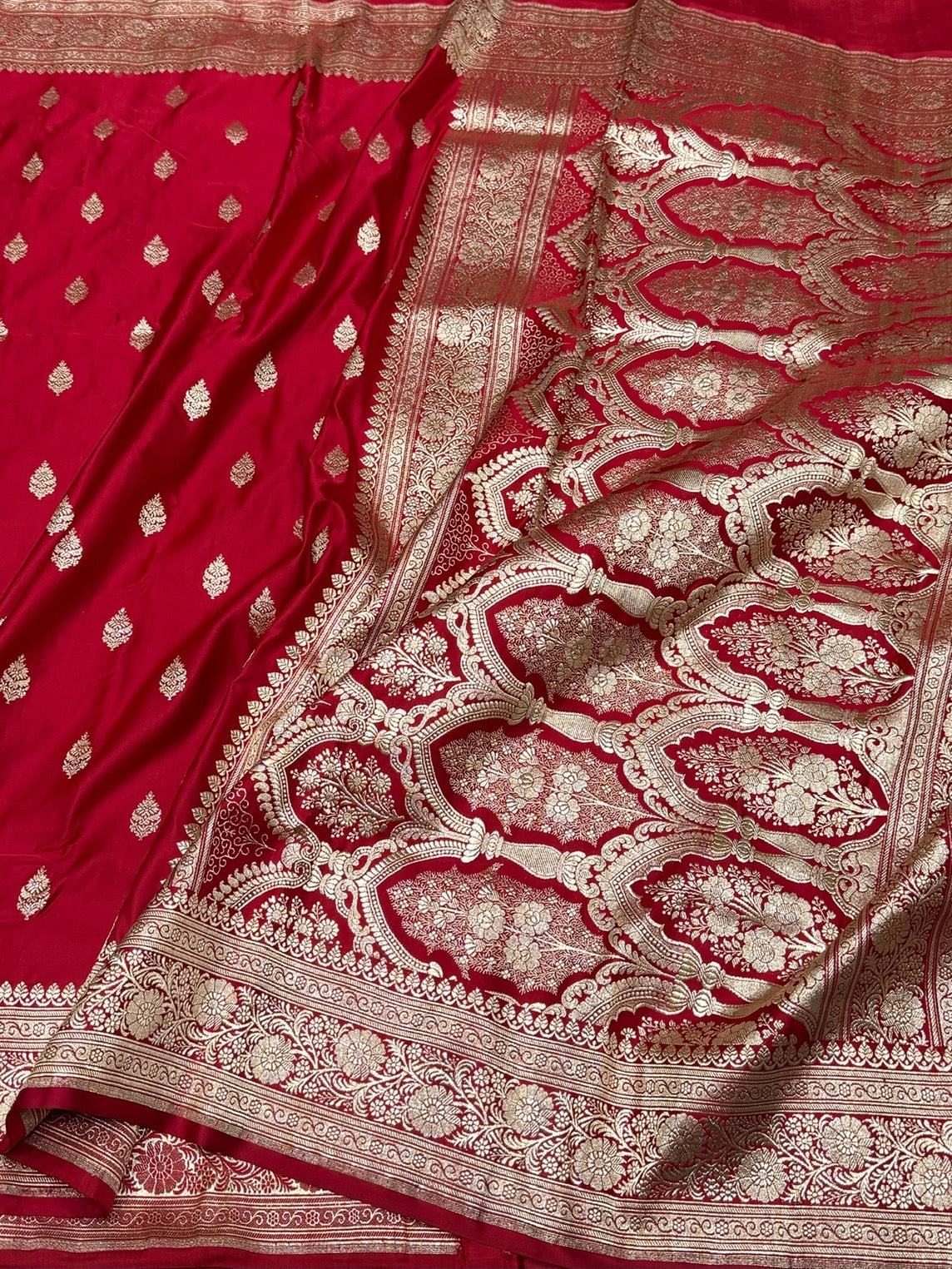 Red Handwoven Maharani Pallu Banarasi Satin Silk Saree