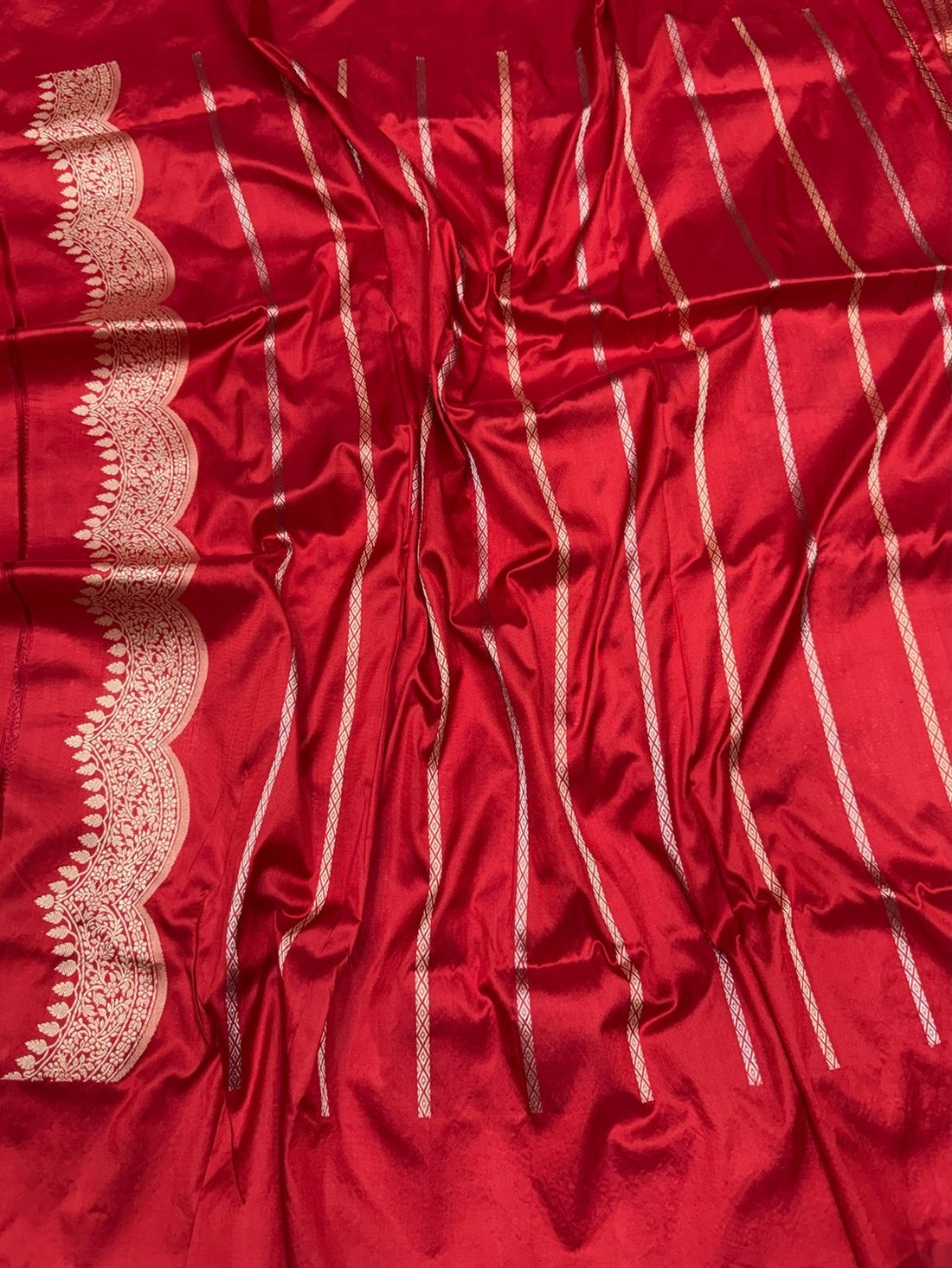 Red Handwoven Banarasi Scallop Border Katan Silk Saree – Luxury Kadwa Handloom