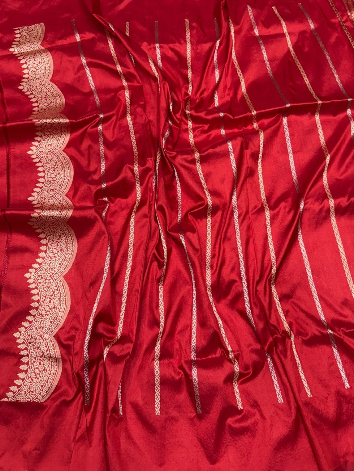 Red Handwoven Banarasi Scallop Border Katan Silk Saree – Luxury Kadwa Handloom
