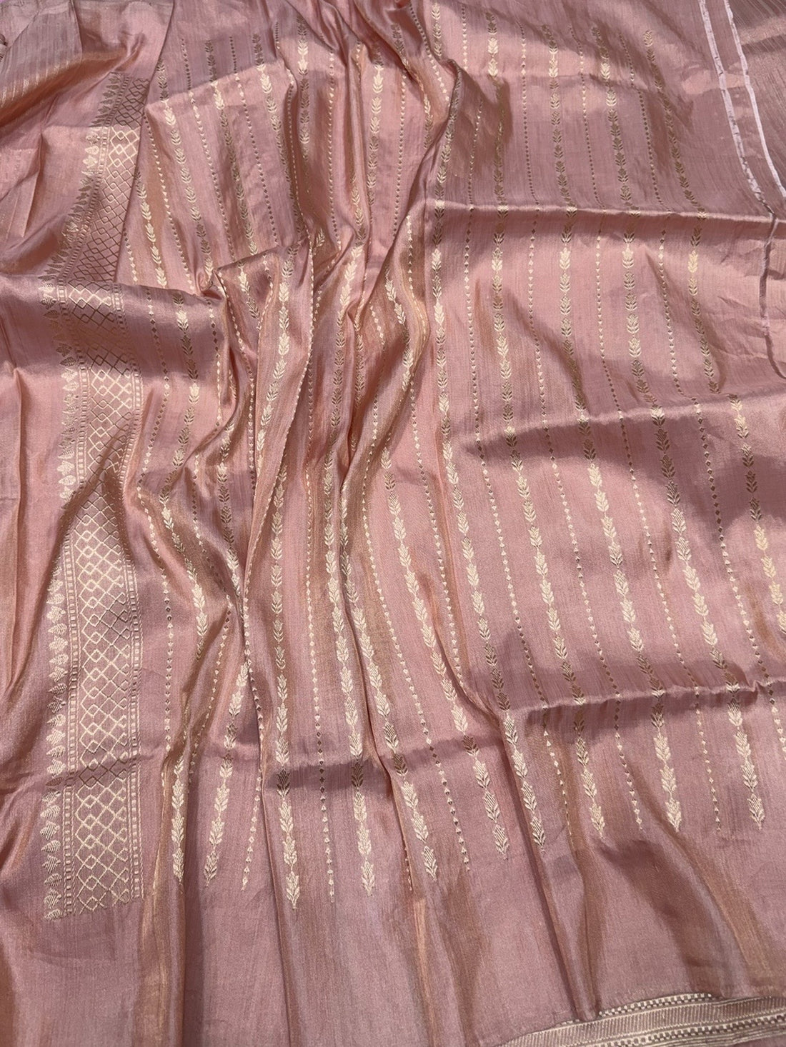 Peach Handwoven Pure Banarasi Ektara Tissue Saree – Kadwa Tissu Weave, Pure Katan-Tissue Silk