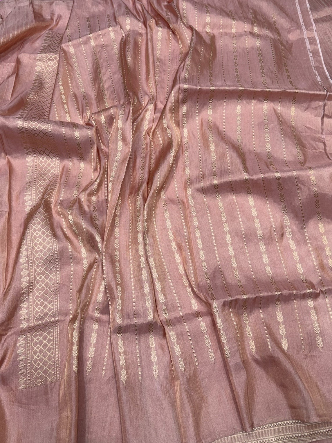 Peach Handwoven Pure Banarasi Ektara Tissue Saree – Kadwa Tissu Weave, Pure Katan-Tissue Silk