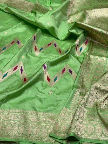 Fresh Parrot Green Handwoven Pure Banarasi Silk Saree | Pure Katan Silk | Kadwa Weave | HMR Handlooms