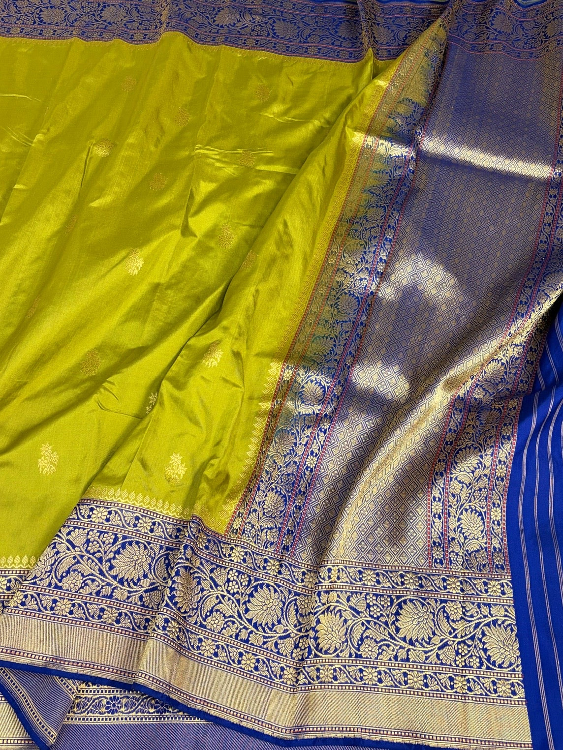 Mehndi Green Handwoven Pure Banarasi Ektara Silk Saree in Kadwa Weave