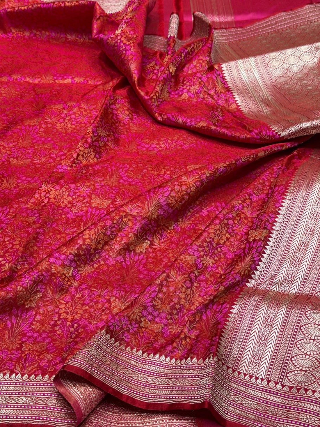 Red Handwoven Pure Banarasi Satin Tanchoi Silk Saree – Satin Silk | Kadwa Weave | Traditional Banarasi Elegance