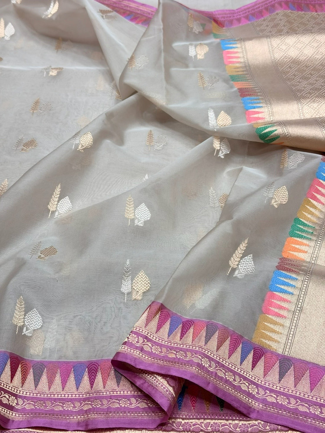 Silver Grey Handwoven Pure Organza Banarasi Silk Saree – Kadwa Weave | Pure Kora–Mulberry Silk Saree