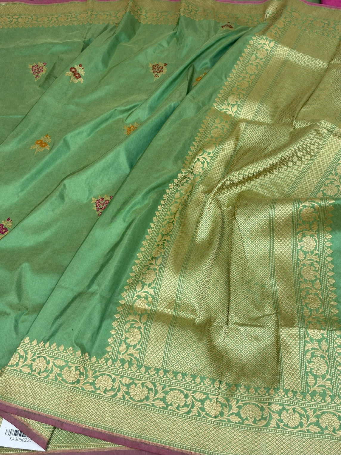 Green Handwoven Pure Banarasi Silk Saree in Kadwa Weave