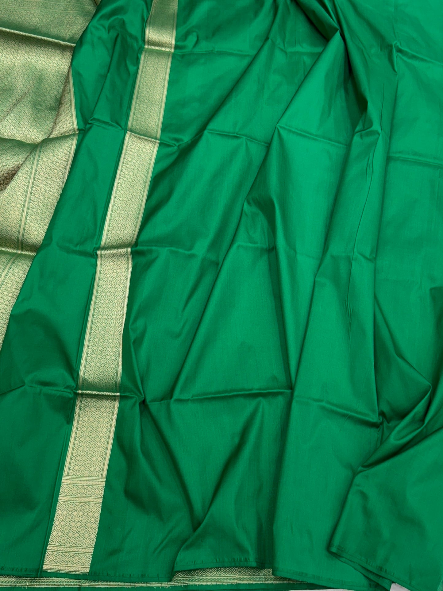Green Handwoven Pure Banarasi Silk Saree – Pure Katan Silk | Kadwa Weave | Authentic Banarasi Handloom
