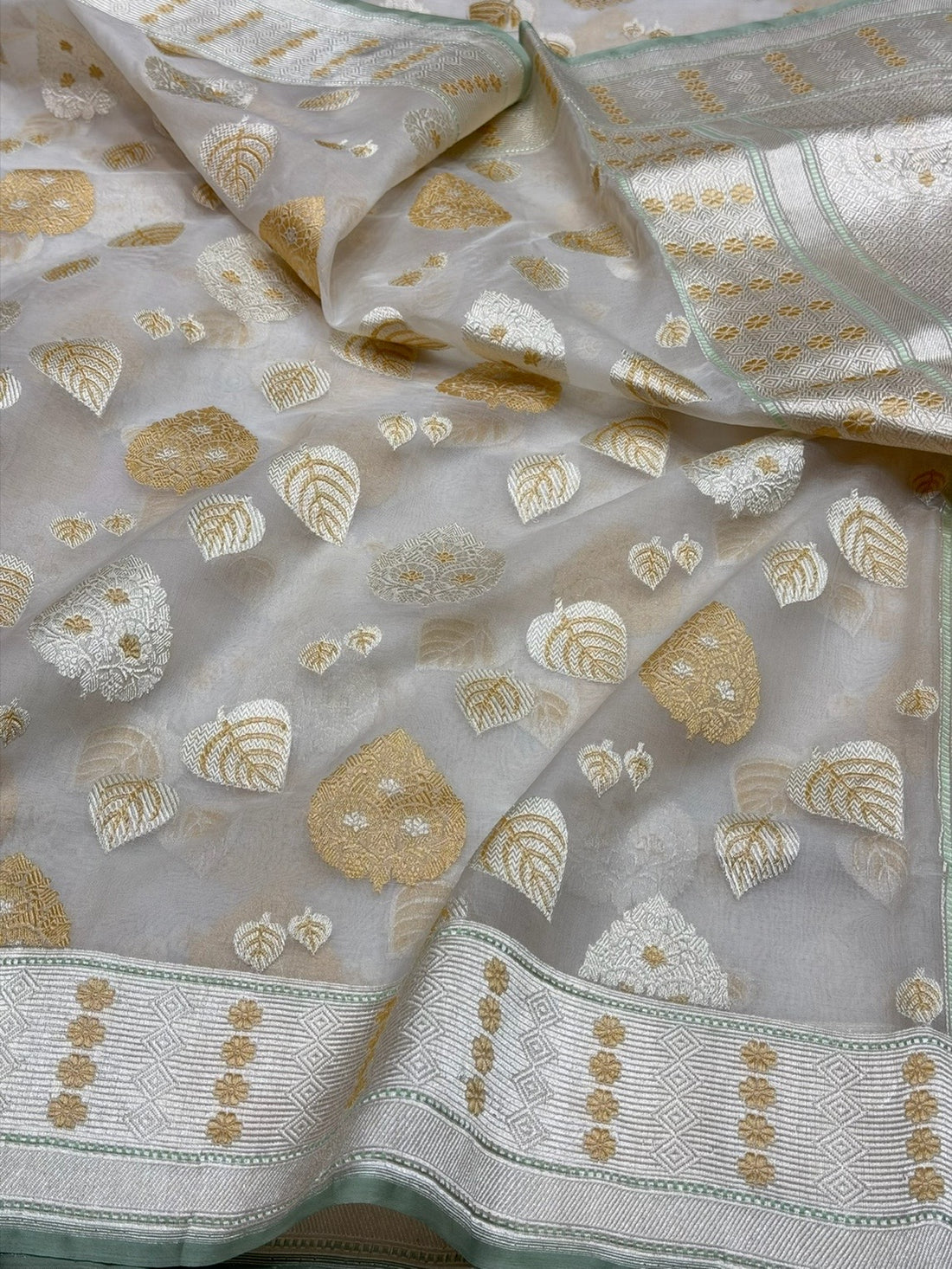 Ivory Handwoven Pure Banarasi Organza Silk Saree – Kadwa Weave with Meenakari Motifs