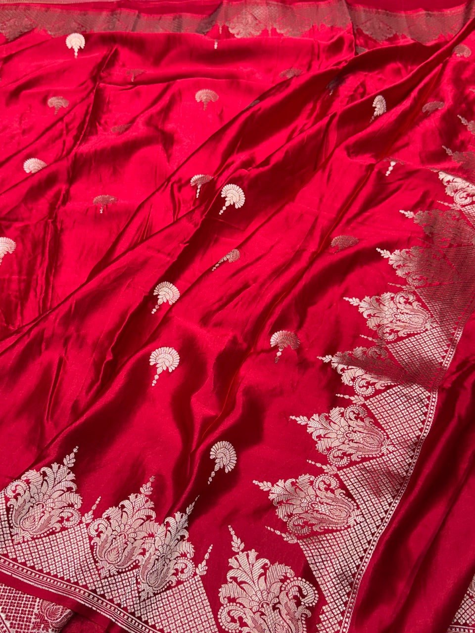 Red Handwoven Pure Banarasi Mashru Silk Saree