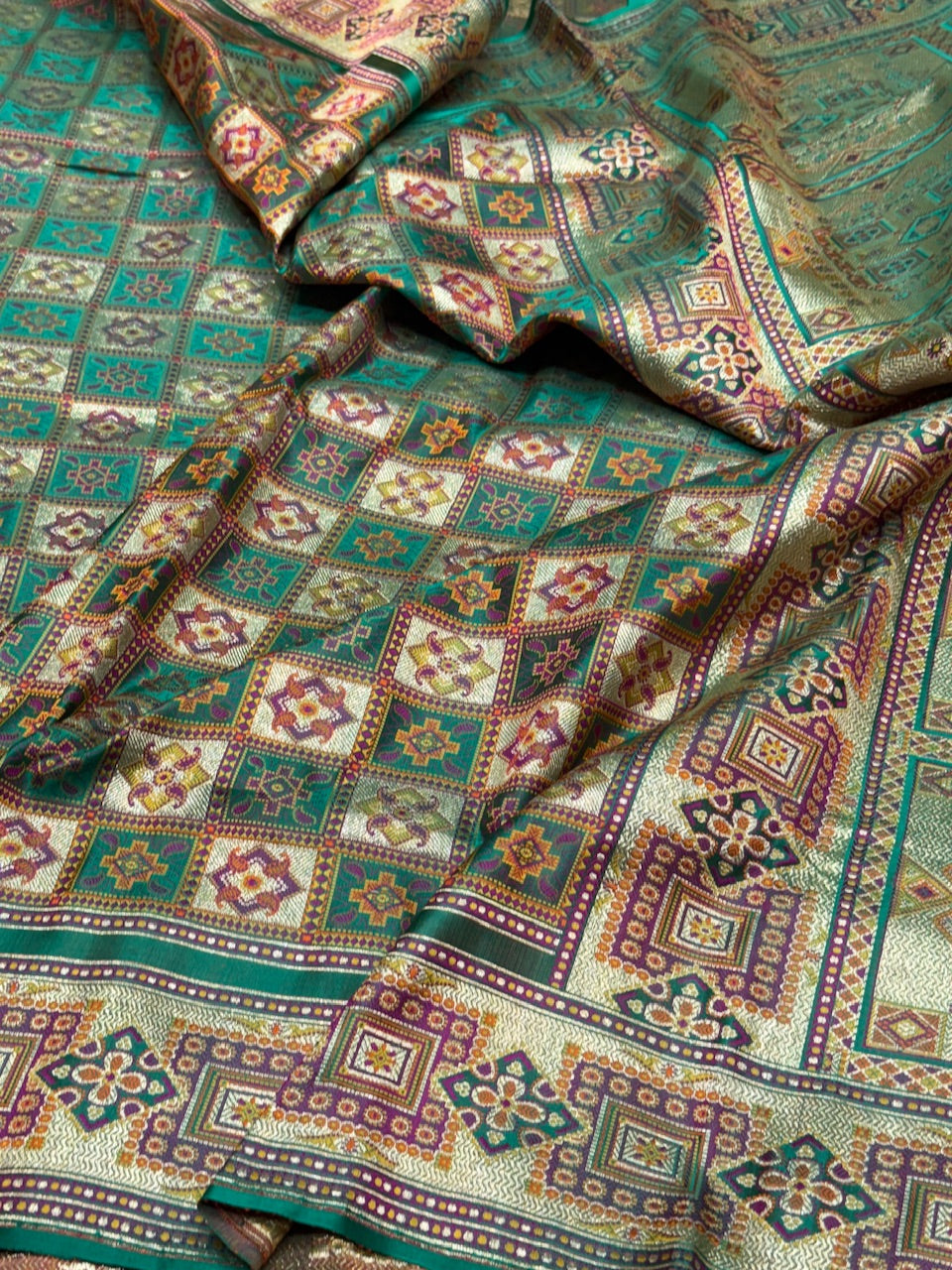 Bottle Green Handwoven Pure Banarasi Satin Tanchoi Silk Saree