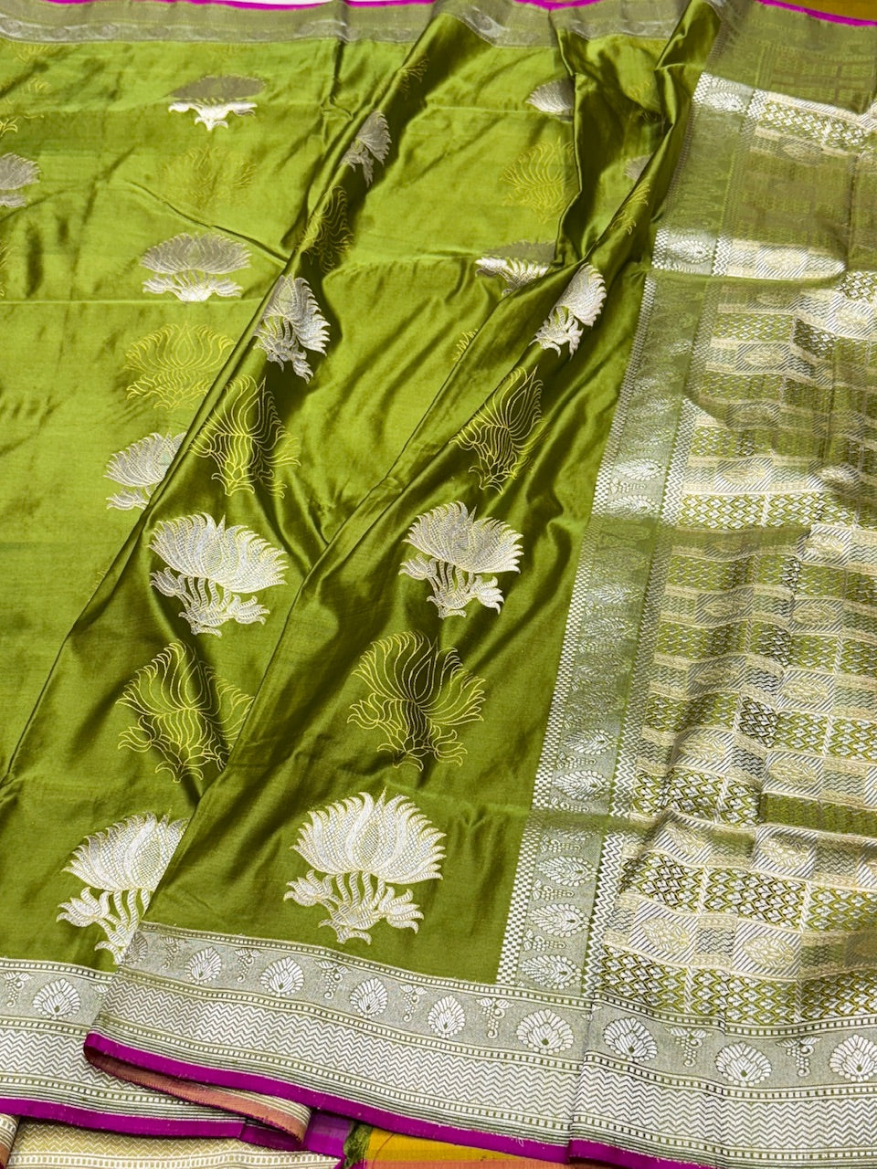 Mehndi Green Handwoven Pure Banarasi Mashru Satin Silk Saree