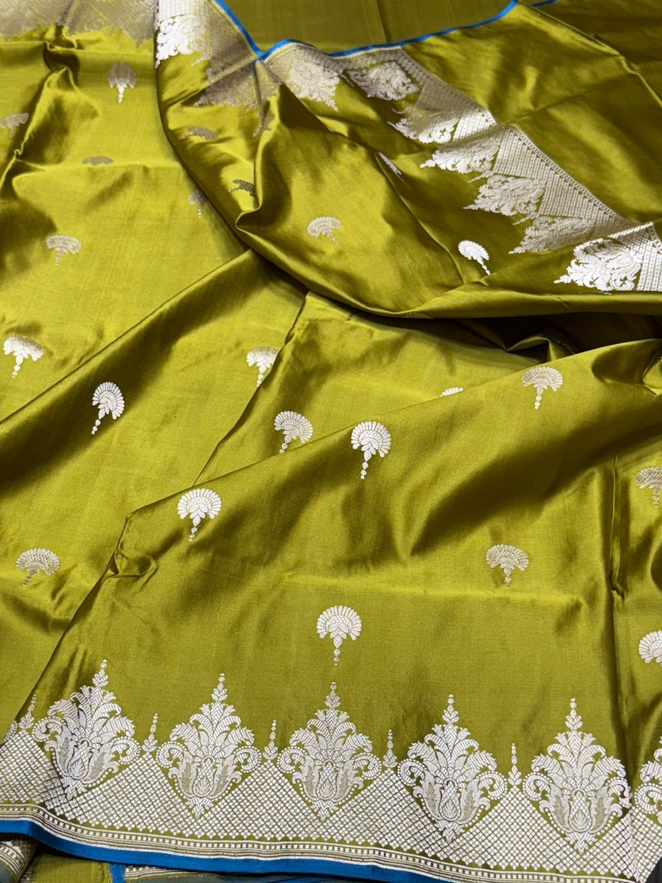 Mehndi Green Handwoven Pure Banarasi Mashru Silk Saree