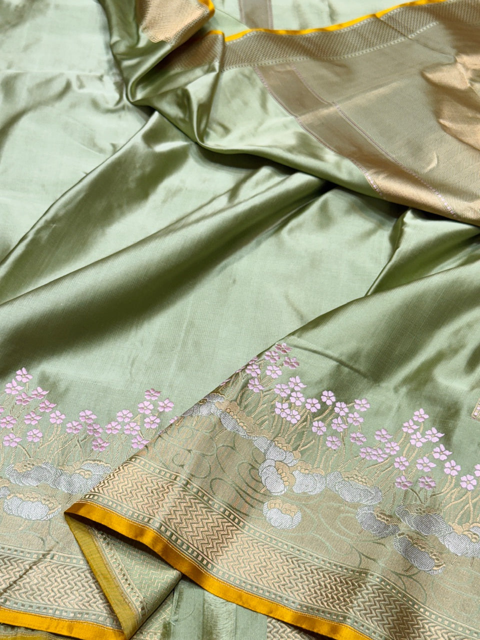 Pista Handwoven Banarasi Pure Mashru Satin Silk Saree